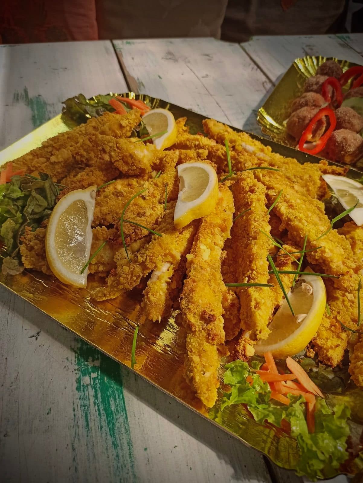 Плато с панирани хапки и резени лимон