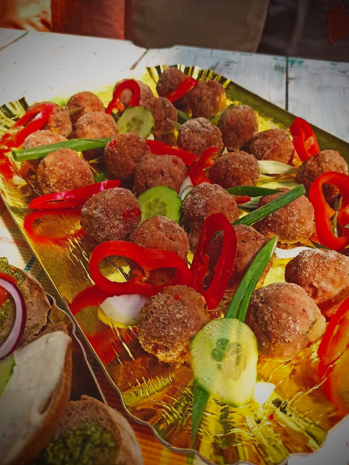 Плато с хапки и пресни зеленчуци